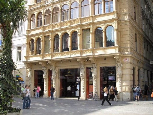 L'Aperitivo Poli in vetrina da Juluis Meinl am Graben di Vienna 